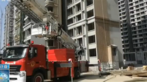 [汉中]工人被困空中吊篮 消防搭云梯救援