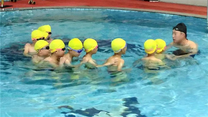 泳池里的夏天 暑期学生游泳班爆满