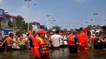 陕西多支救援队继续在河南灾区转移被困群众