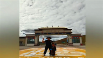 单身奶爸骑车载5岁儿子去西藏