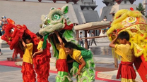 西安大明宫龙狮表演 游客免费角色体验