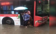 [点赞]西安公交司机冒雨背乘客下车