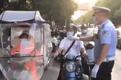 [西安] 交警严查电动车摩托车违法行为