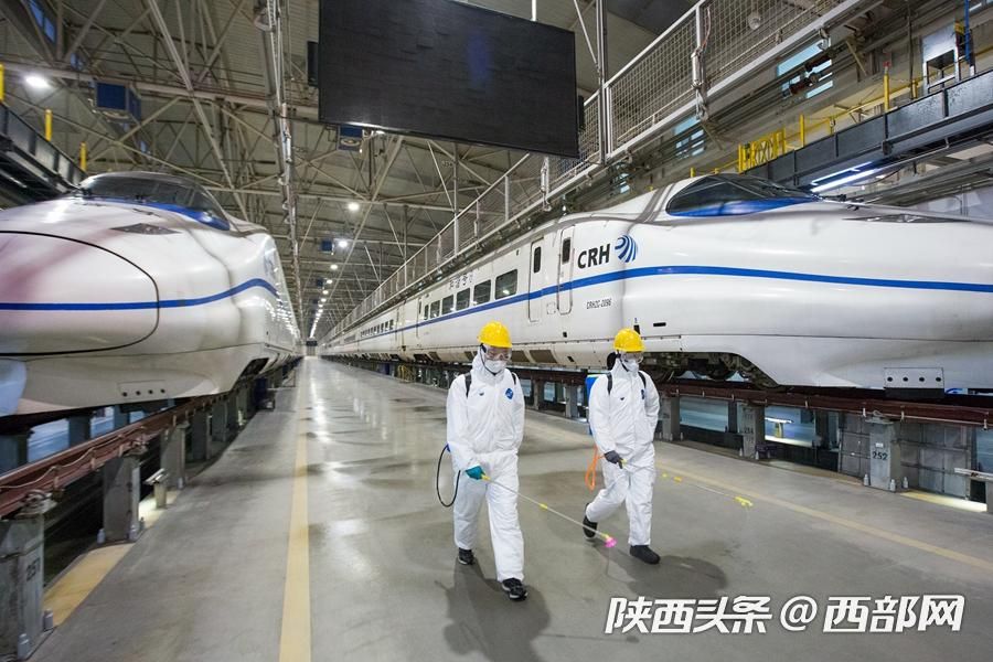 西安动车段对动车车体进行防疫消杀 确保动车"无毒"上线