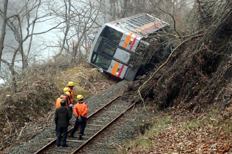 日本一列车驶上滑坡山体后侧翻脱轨