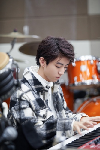 我们的乐队开播在即谢霆锋让王俊凯示范壁咚