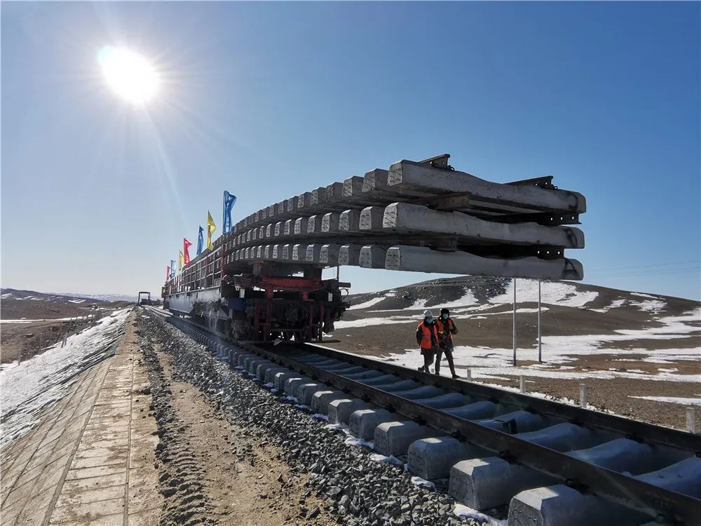 阿富准铁路阿勒泰至富蕴段正在铺轨.马卫红 摄