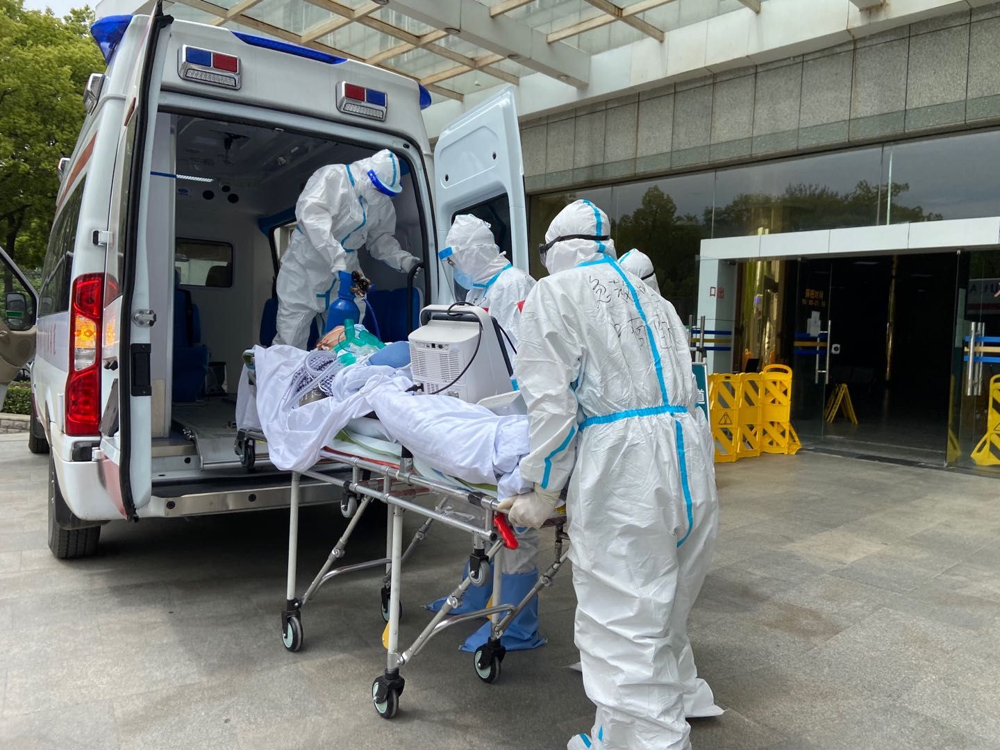 最后4名危重症患者转院,雷神山医院运行67天后"清零"