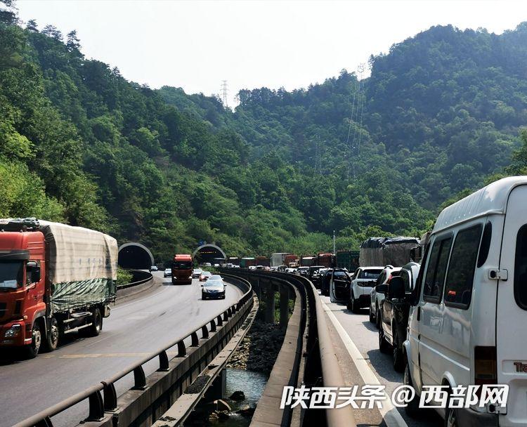 返程日!西安車流出現小幅高峰 今晚零點前車輛上高速都免費