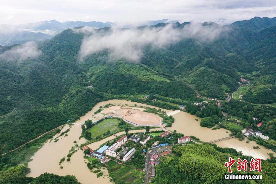 受連日強降雨影響,安徽共有299座水庫超汛限水位,正按規定洩洪.