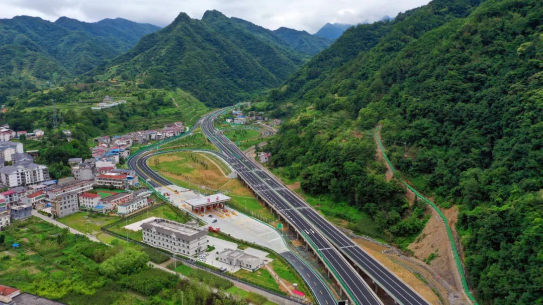 平鎮高速公路是國家高速公路聯絡線g6911安康至來鳳高速公路的重要