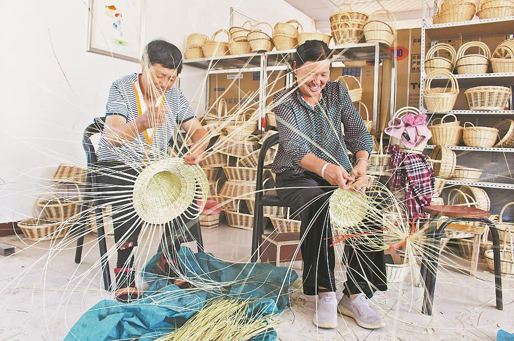 "9月6日,神木市尔林兔镇袁家圪堵村的柳编厂里,脱贫户赵香玲骄傲地向