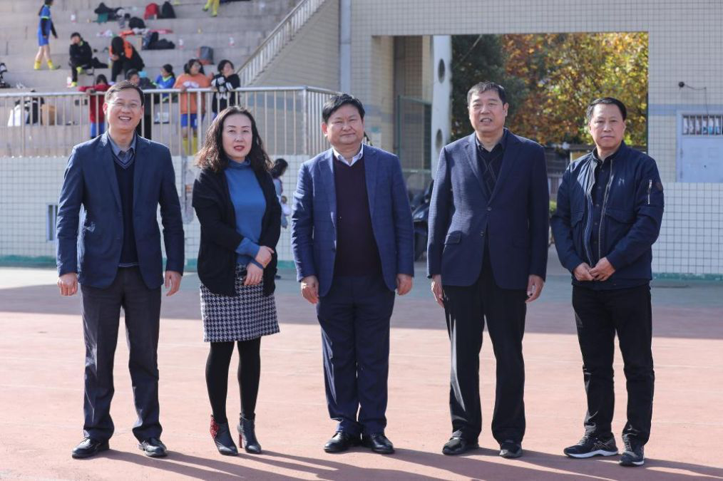 11月6日,应临潼区教育局邀请,西安工程大学党委书记马万清到现场观赛