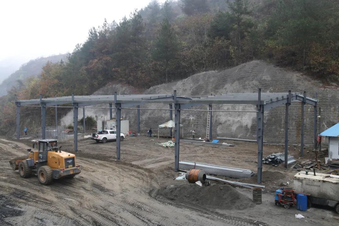 正在扩建的厂房.