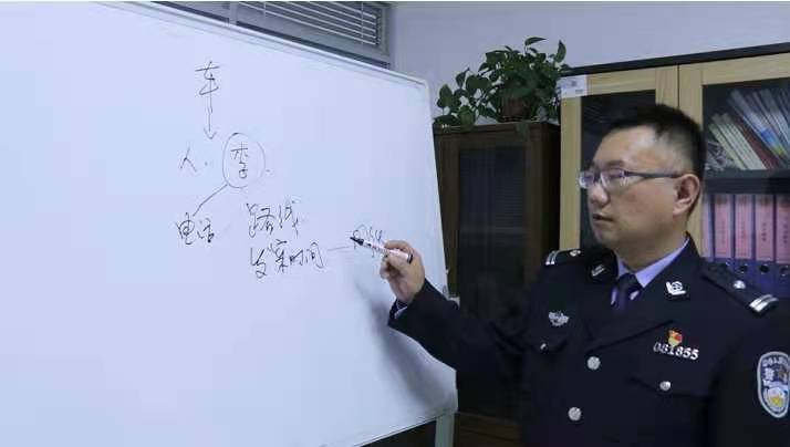 张勇在分析案情.