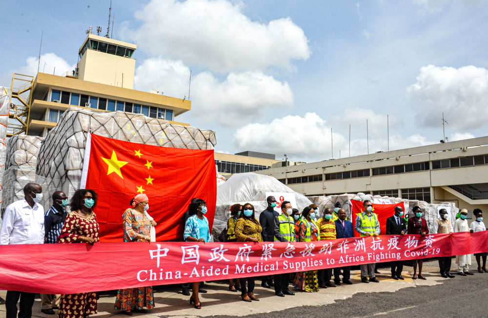 4月6日,中国援助18个非洲国家的抗疫物资运抵加纳首都阿克拉.