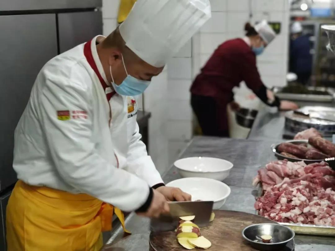 厨师正在准备蓝田九大碗的配菜