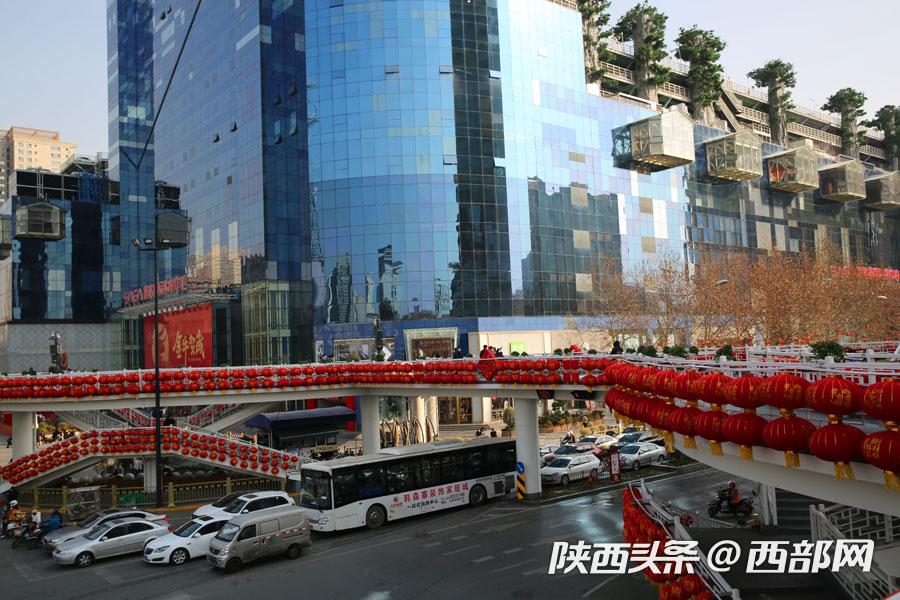 西安小寨人行天桥:挂满红灯笼鲜花,年味浓浓