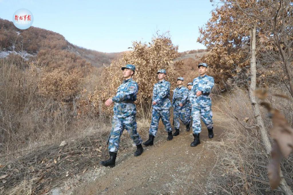 春季前夕,北部战区海军航空兵某场站维护中队哨兵正在进行站岗警戒