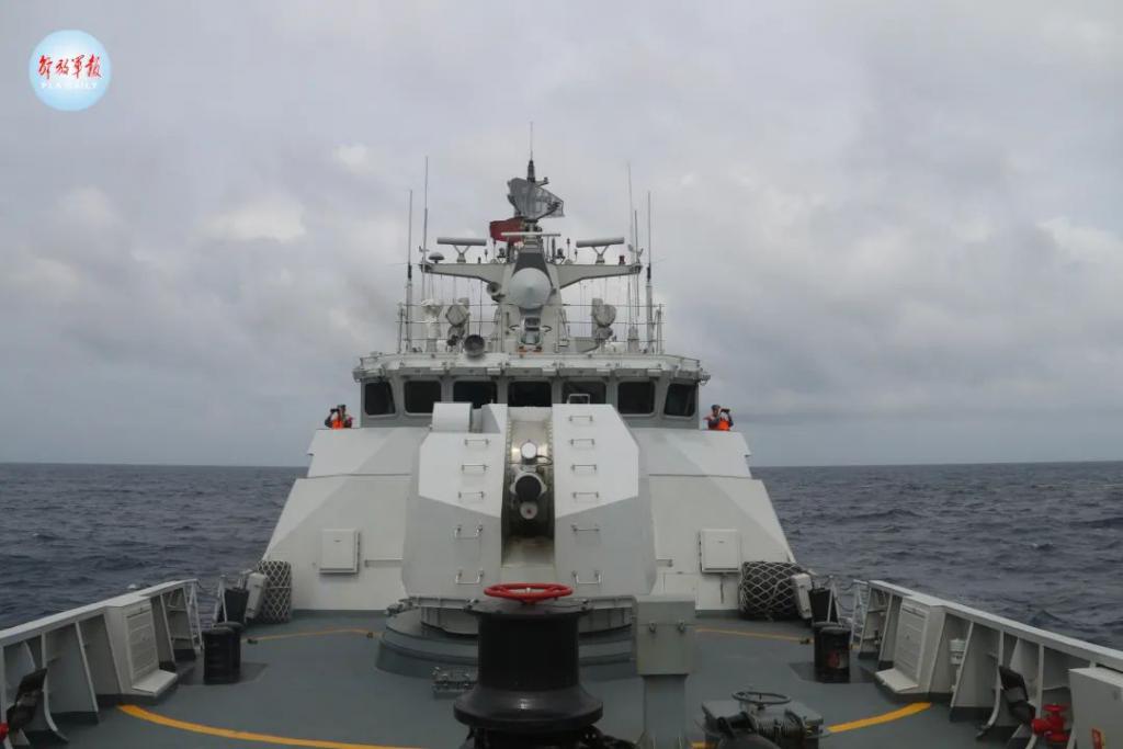 月    日,南部战区海军某护卫舰支队百色舰位于某海域进行反恐反