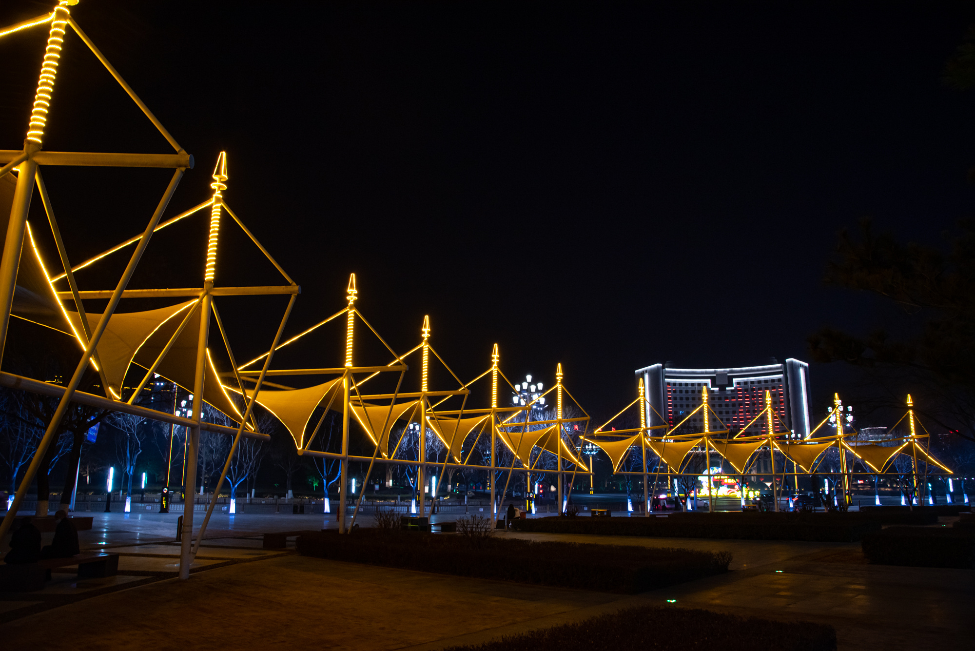 在绚丽的灯光下,铜川夜景的美不可错过.张力 摄