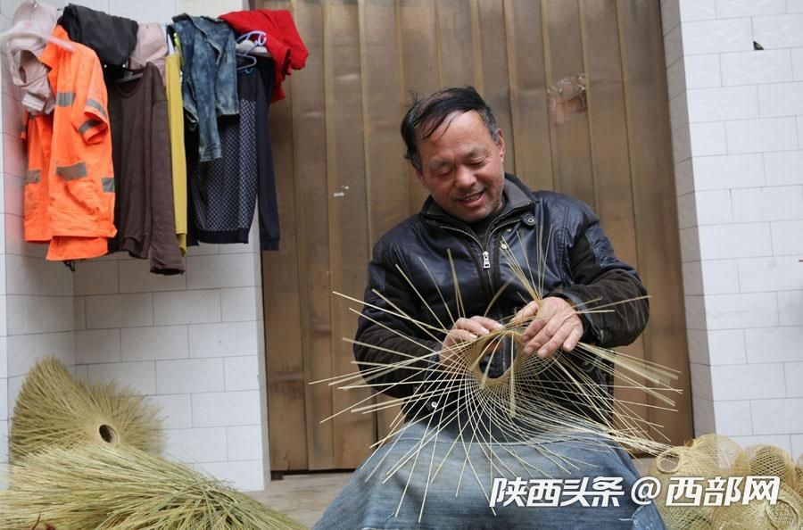 西安56岁男子编了38年竹篾灯笼，年轻人都不愿意干，面临失传 - 西部网（陕西新闻网）