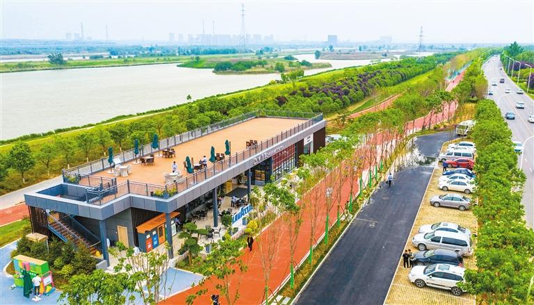 "三河一山"渭河南岸段绿道上的中渭驿站.(记者 翟小雪 摄)