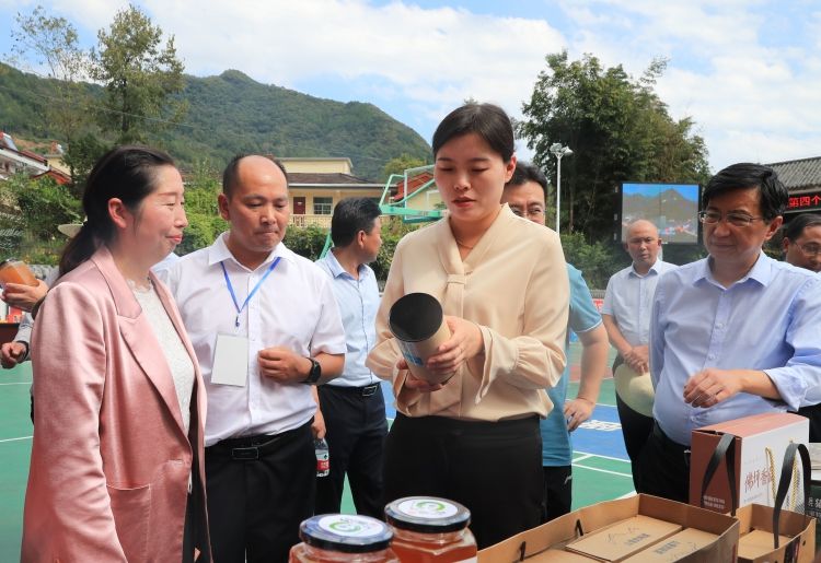 以节为媒关爱农民佛坪县庆祝第四届中国农民丰收节