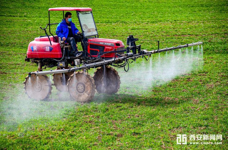抓住春耕时机农田管理机械化