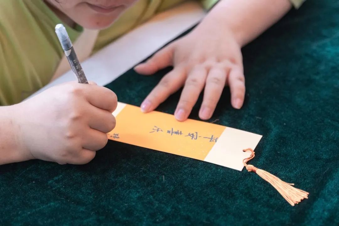 書籤訴情做留念,歲歲年年轉,又是一年端陽日,文字訴衷腸.