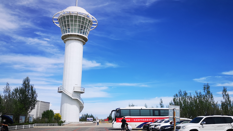 青海塔拉滩光伏产业园:"水光互补"提高电能质量 打造清洁能源新模式