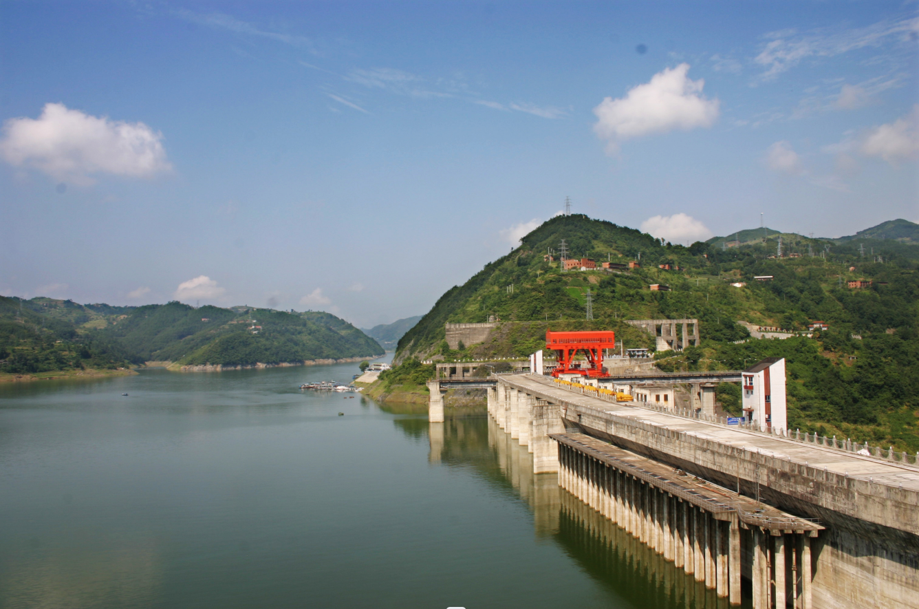 水库大坝形成的陕西第一大湖(瀛湖),是生态安康自然碳汇的核心区域,在