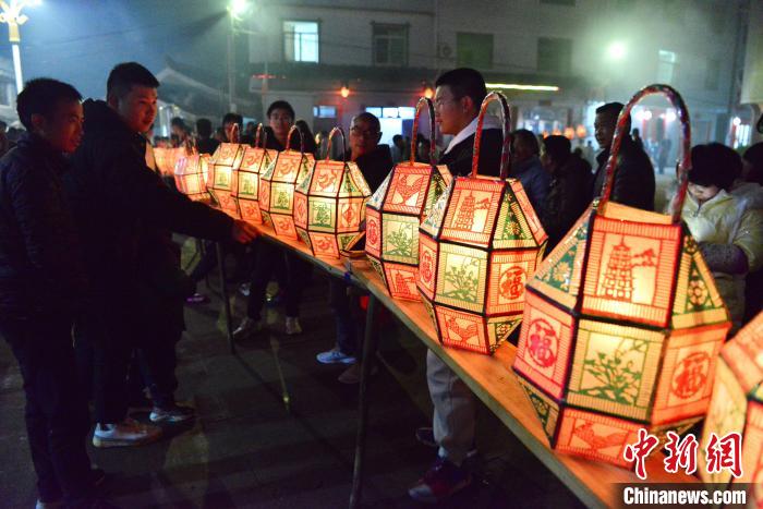 (新春走基层)刻纸龙灯“闹”元宵 - 西部网(陕西新闻网)