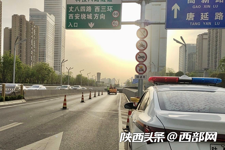 西安交警微博通報:4月8日晚上,一輛大貨車下穿科技八路隧道時掛斷供電