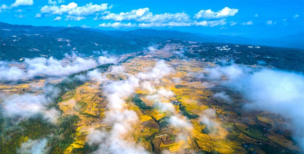 這裡是中國人口地理分界線的西南端這裡是騰衝圖為騰衝市界頭鎮航拍圖