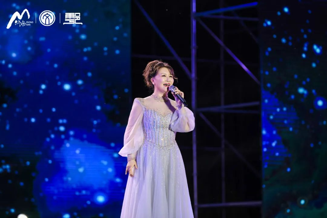 李银表演开场歌曲《中国梦 我的梦》主持人:徐杰,谢斌,时冬瑾,郝宁(从