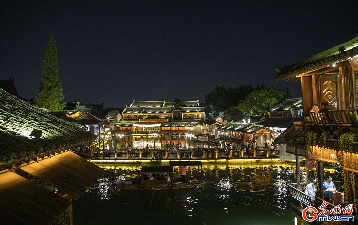 乌镇镜像流光溢彩灯火阑珊2023年世界互联网大会乌镇峰会进入倒计时