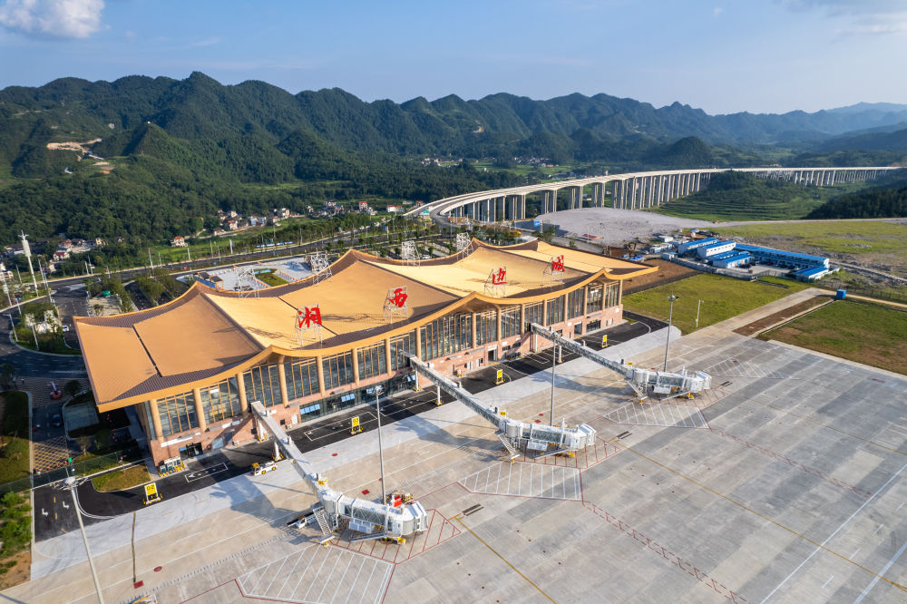 族苗族自治州花垣县花垣镇老天坪村拍摄的湘西边城机场(无人机照片)