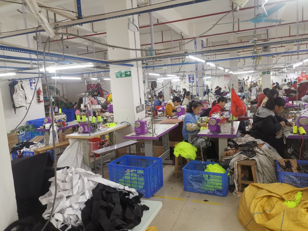 县易地扶贫搬迁安置点龙岩社区附近的一家服装厂,工人在生产线上忙碌