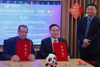 巴西外贸商会联合会会长阿代尔·罗伯托(左)与中国国际进口博览局副