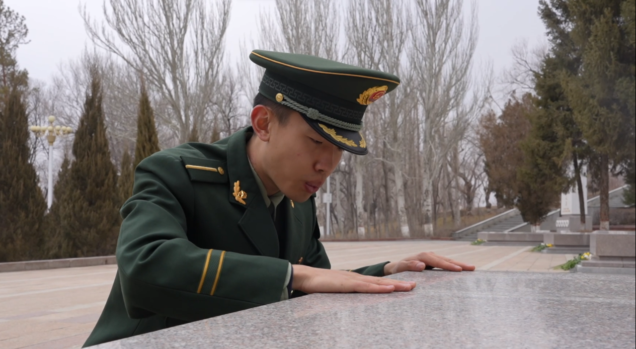 致敬英雄他们的名字永远闪亮