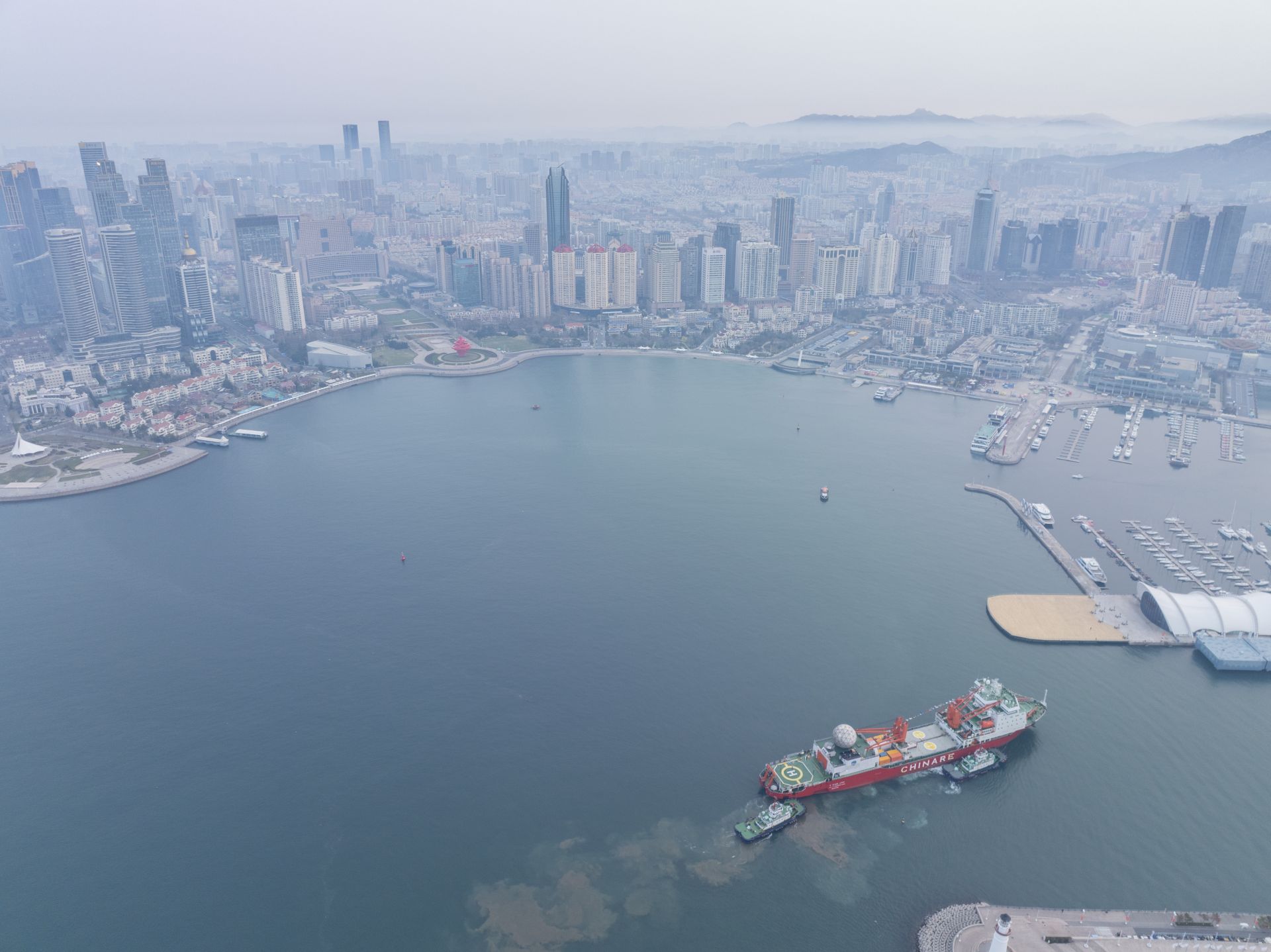 凯旋雪龙号船停靠山东青岛中国第40次南极考察圆满结束