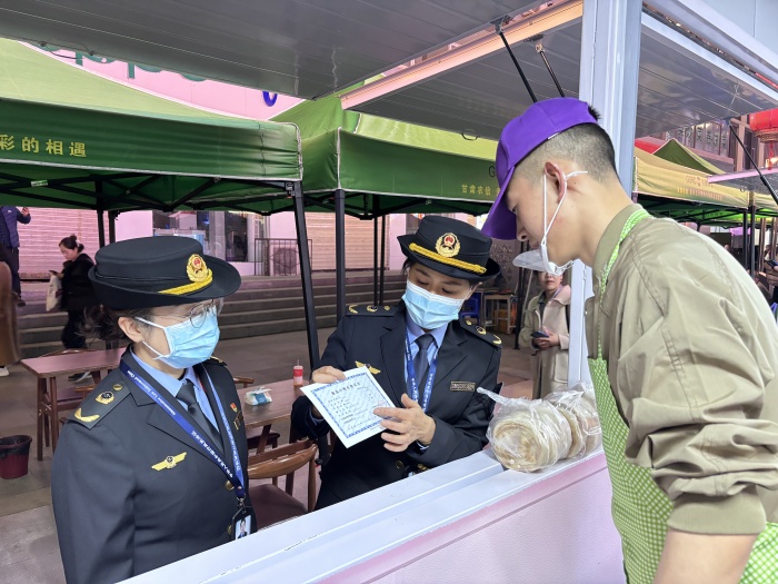 嫣红簪花美,春风拂面华服潮……无论是被一碗麻辣烫"点燃"的甘肃天水