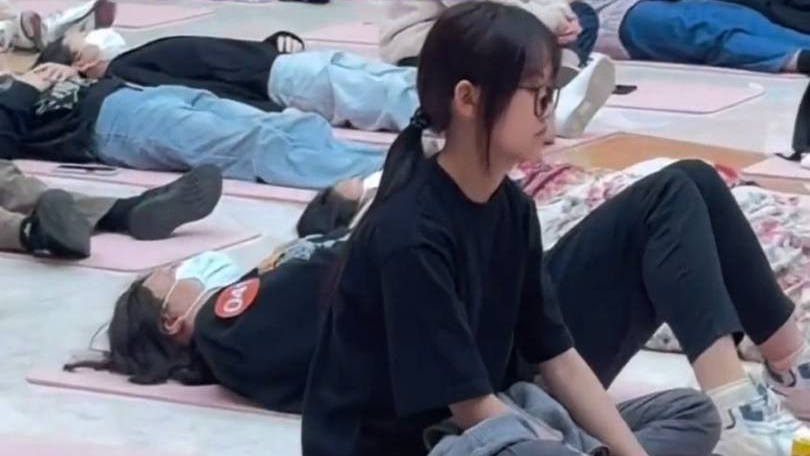 浙江一商场举办发呆大赛不能吃喝乱动不能睡觉还不能玩手机