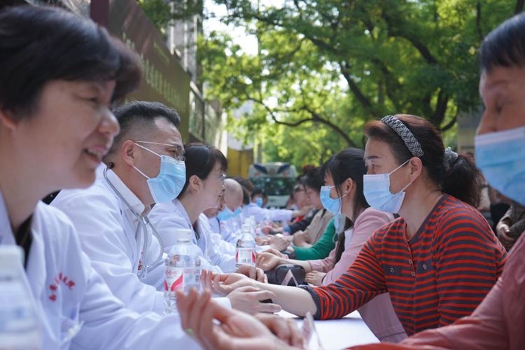 20余位中医专家现场问诊 西安一医院开展公益义诊 - 西部网(陕西新闻网)