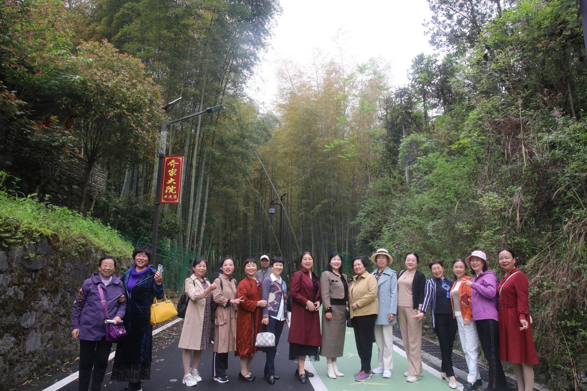 安康汉滨初中教育集团组织退休教师到安康市紫阳县蒿坪镇茶园集体踏青