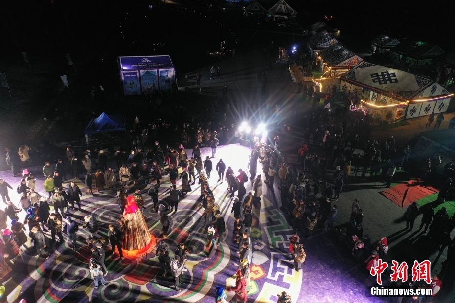 西藏拉萨:纳木错湖畔游客体验篝火锅庄舞 - 西部网(陕西新闻网)