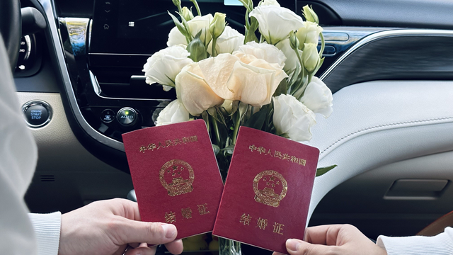 记录美好时刻 “领证跟拍”成新潮流 - 西部网(陕西新闻网)