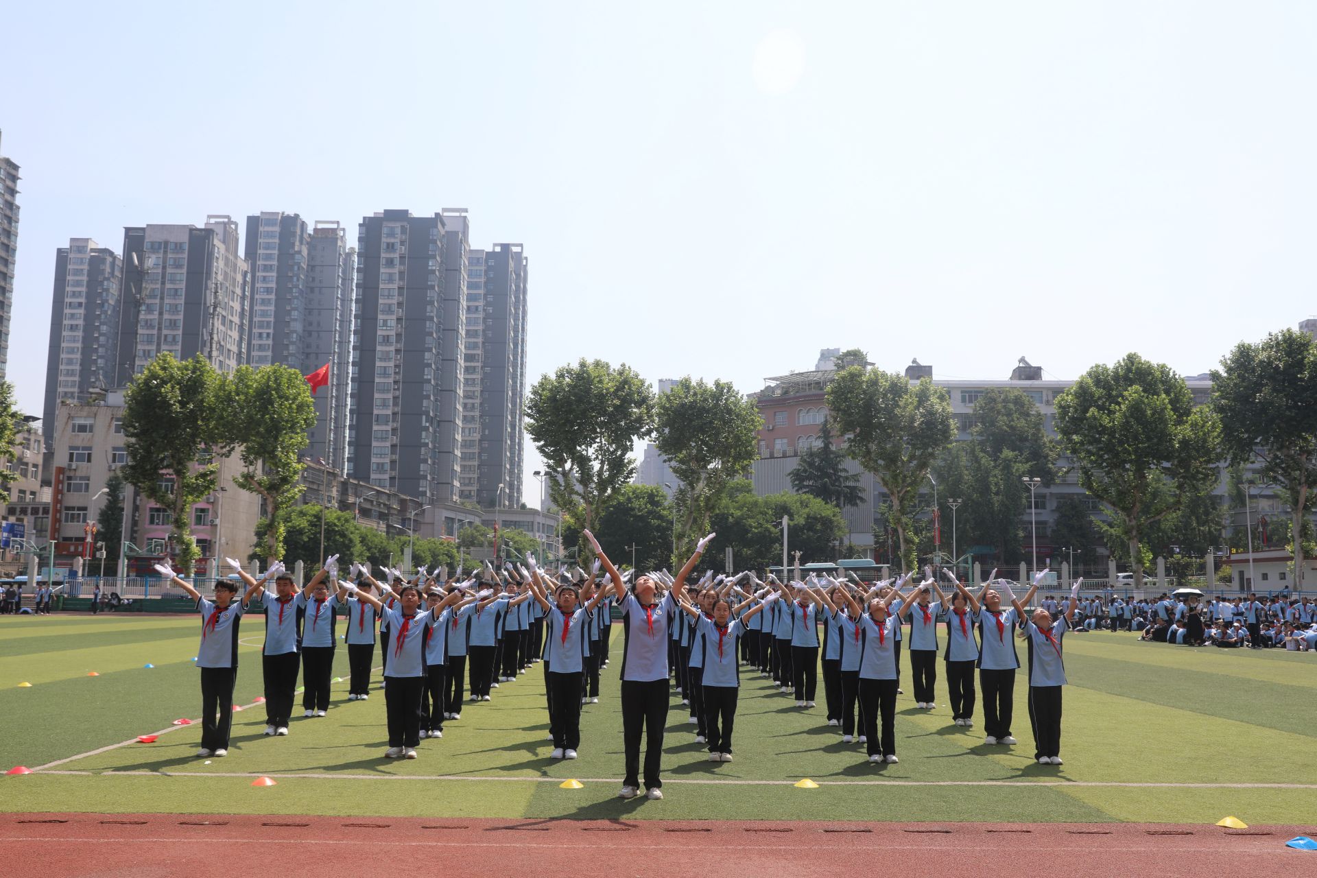 5月17日上午,安康市汉滨初中七年级全体学生在学校田径场举行第九套