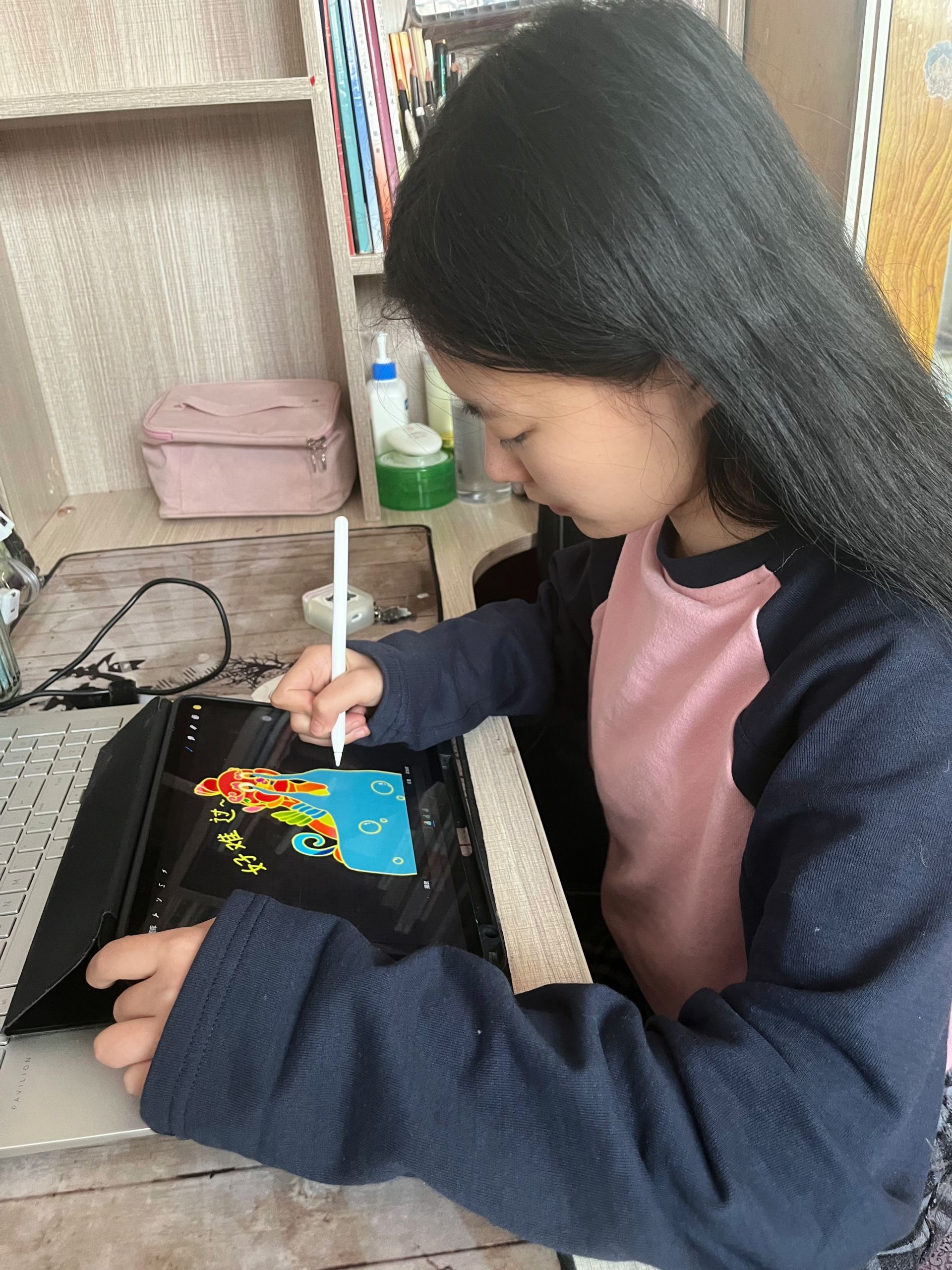 郑明慧专心绘制铜坐龙表情包玩具大获成功,但还是需要购买才能了解